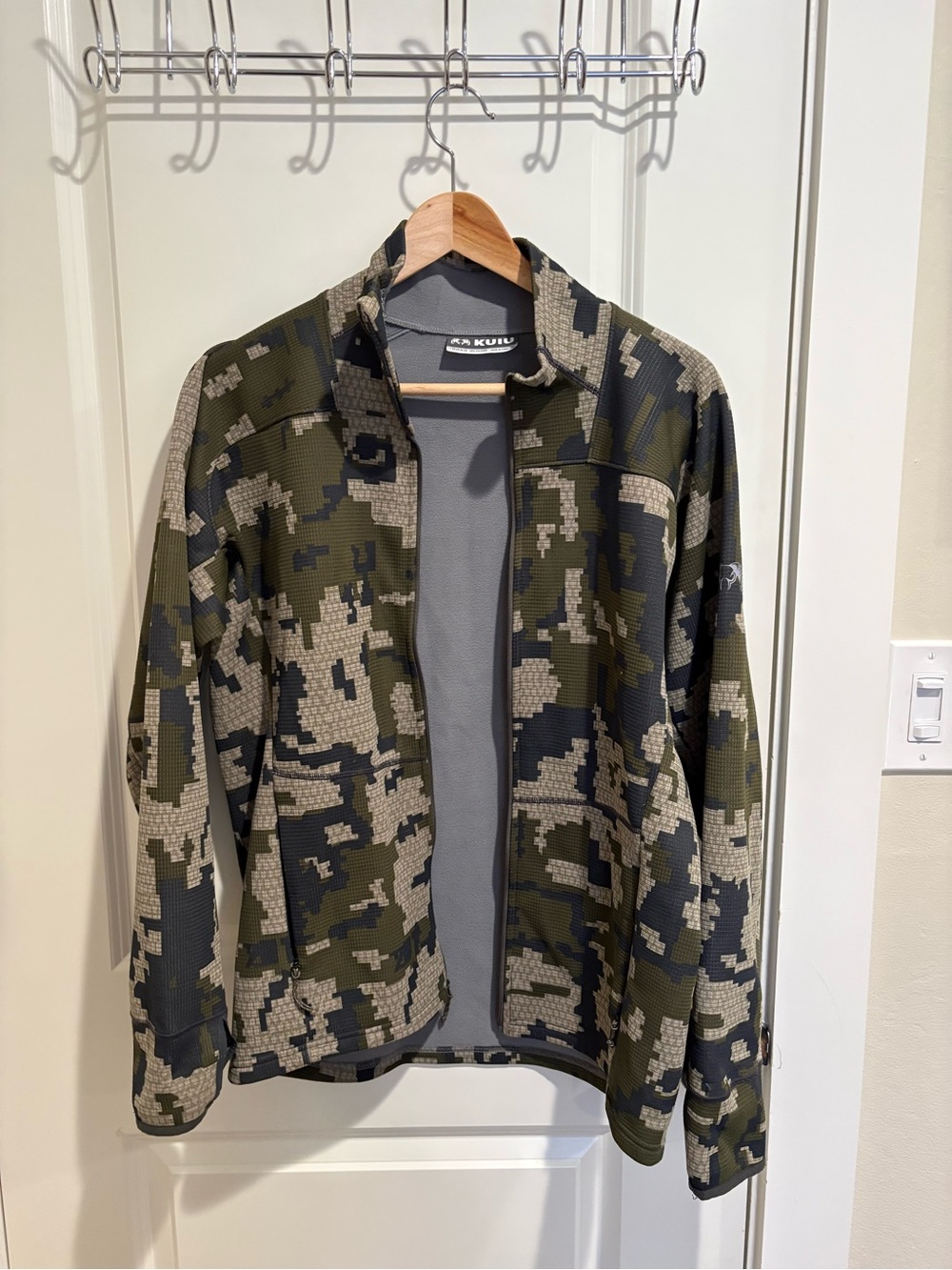 KUIU Mens zip up hunting fleece jacket - Size M